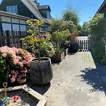 Family House With 3 Bedrooms, Garden & Free Parking
