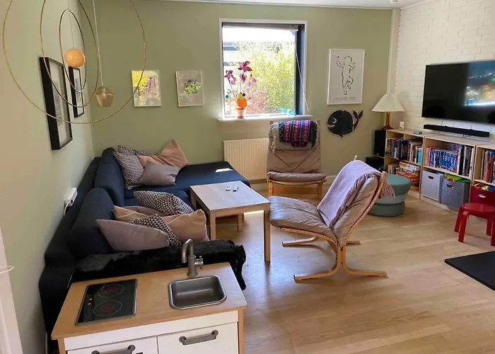 Family House With 3 Bedrooms, Garden & Free Parking