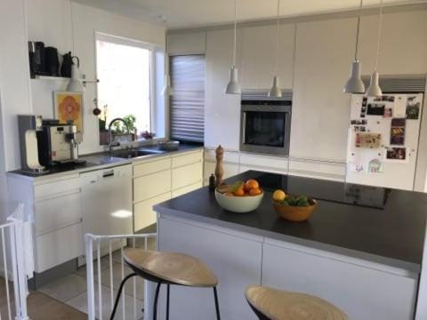 Family House With 3 Bedrooms, Garden & Free Parking *