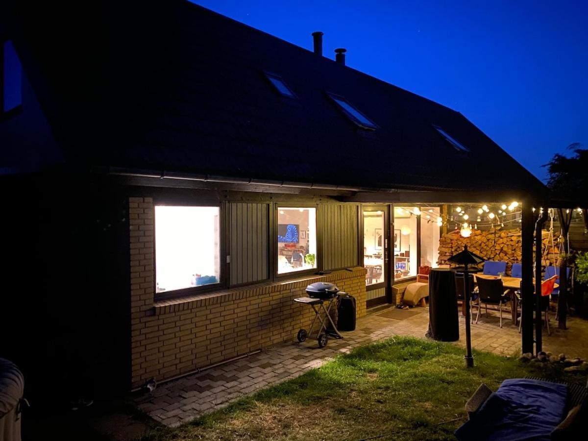 Villa Family House With 3 Bedrooms, Garden & Free Parking *